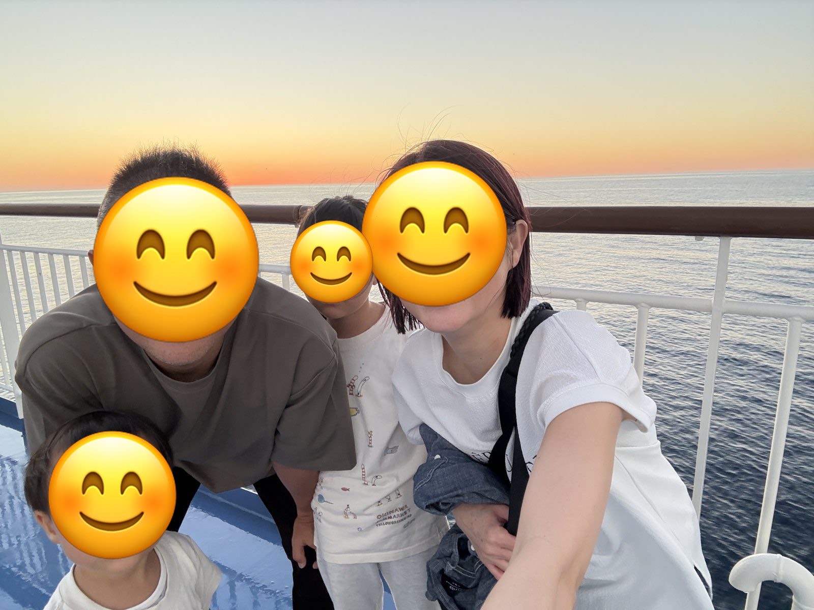けやきのデッキで夕日を背に家族で記念撮影
