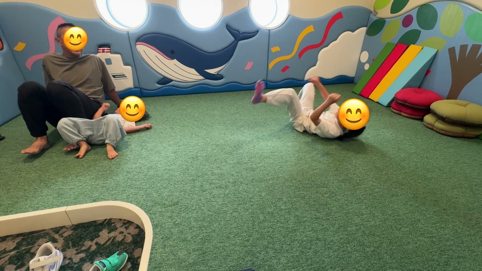 けやきのキッズルームで寝転ぶパパと子どもたち