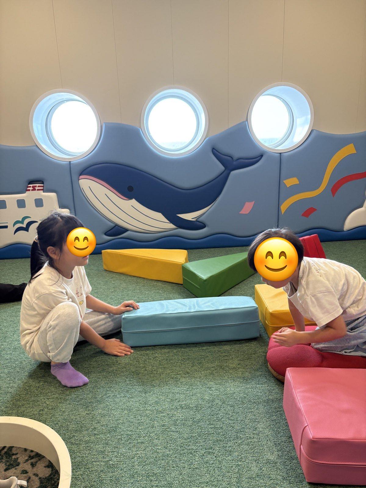 けやきのキッズルームでクッションで遊ぶ子どもたち