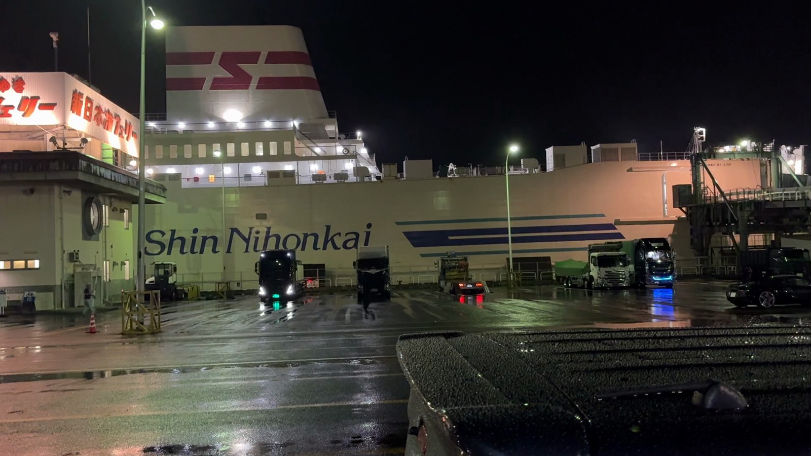 雨の夜の舞鶴港に停泊する新日本海フェリー
