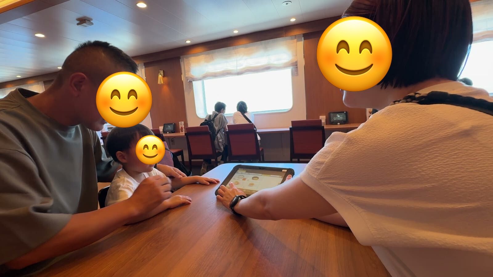 けやきのレストランでタブレット注文する家族