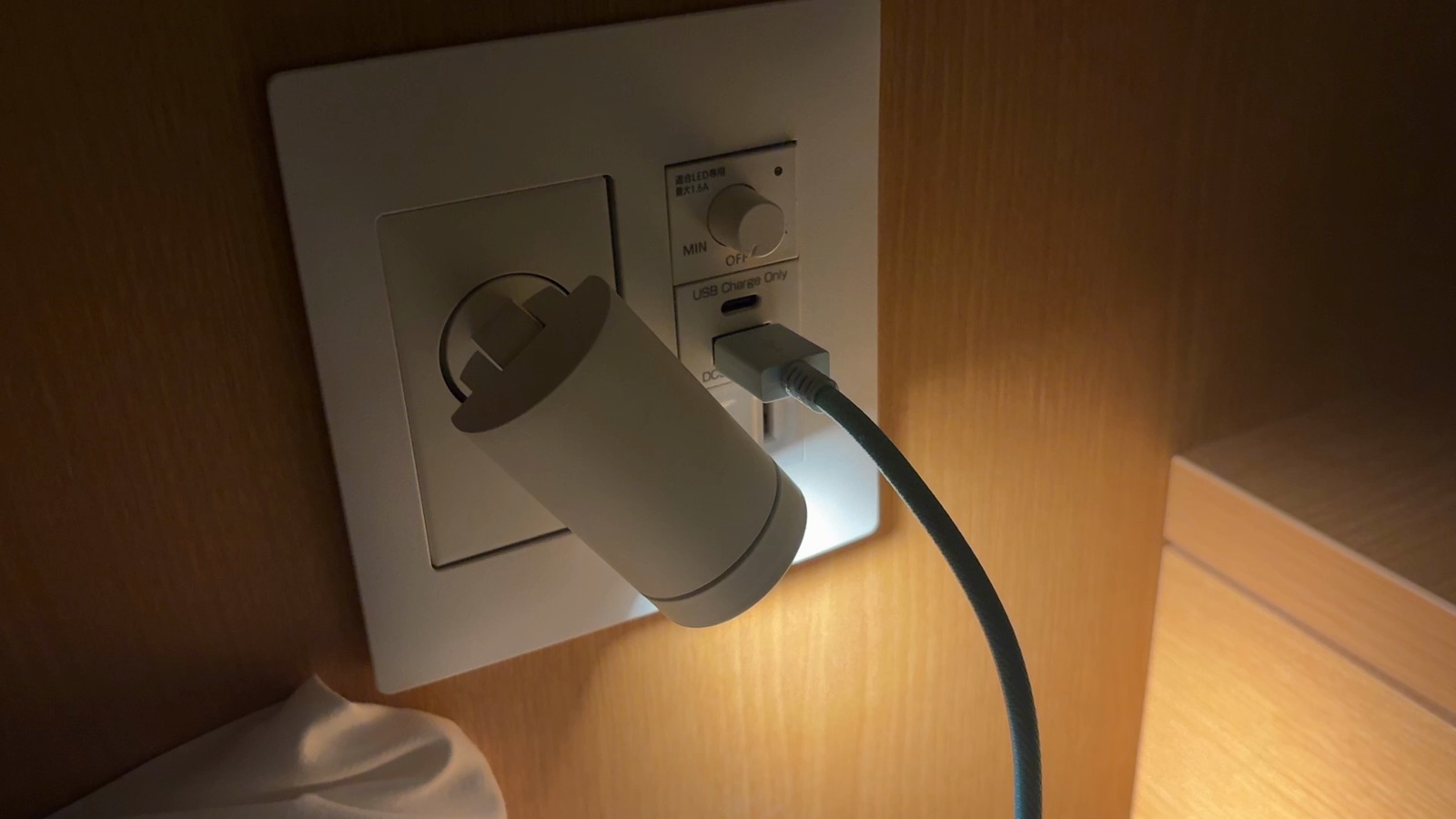 けやきの客室のコンセントでスマホを充電