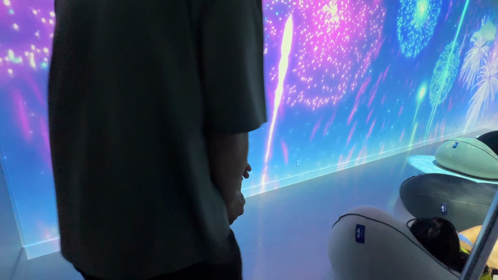 けやきのスクリーンルーム龍宮の花火の映像