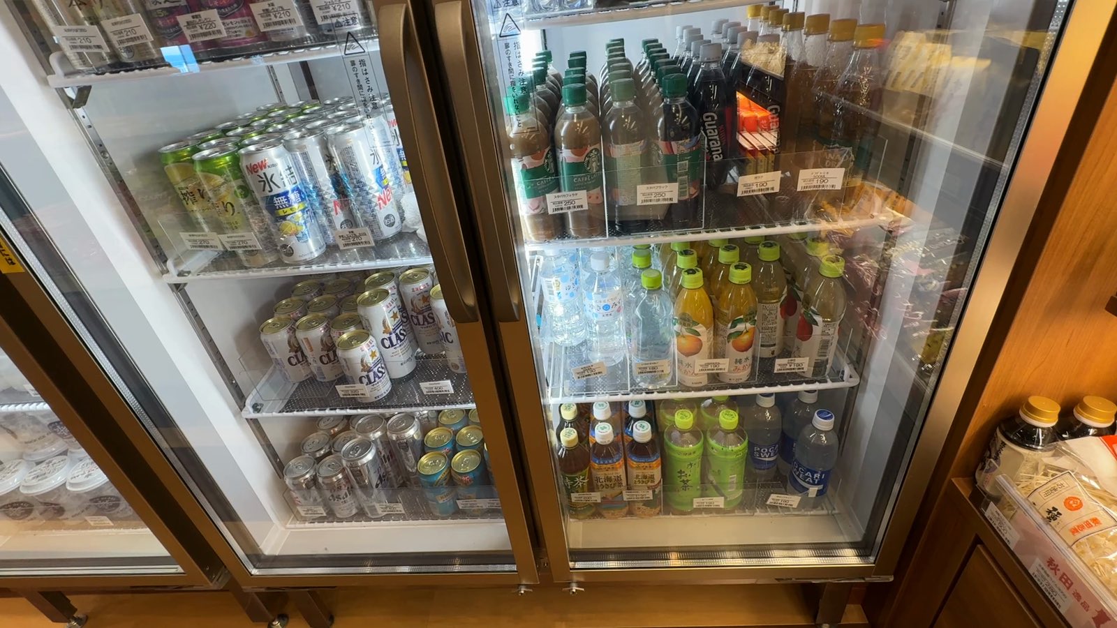 けやきの船内売店の飲み物の冷蔵ケース