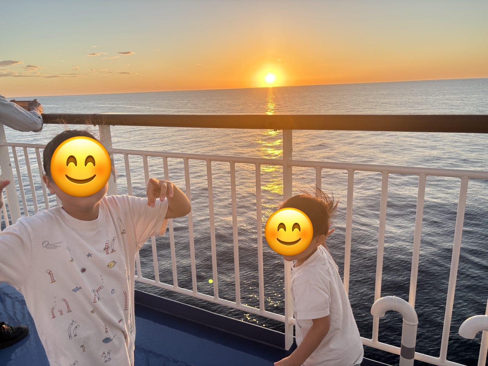 夕日のデッキではしゃぐ子どもたち