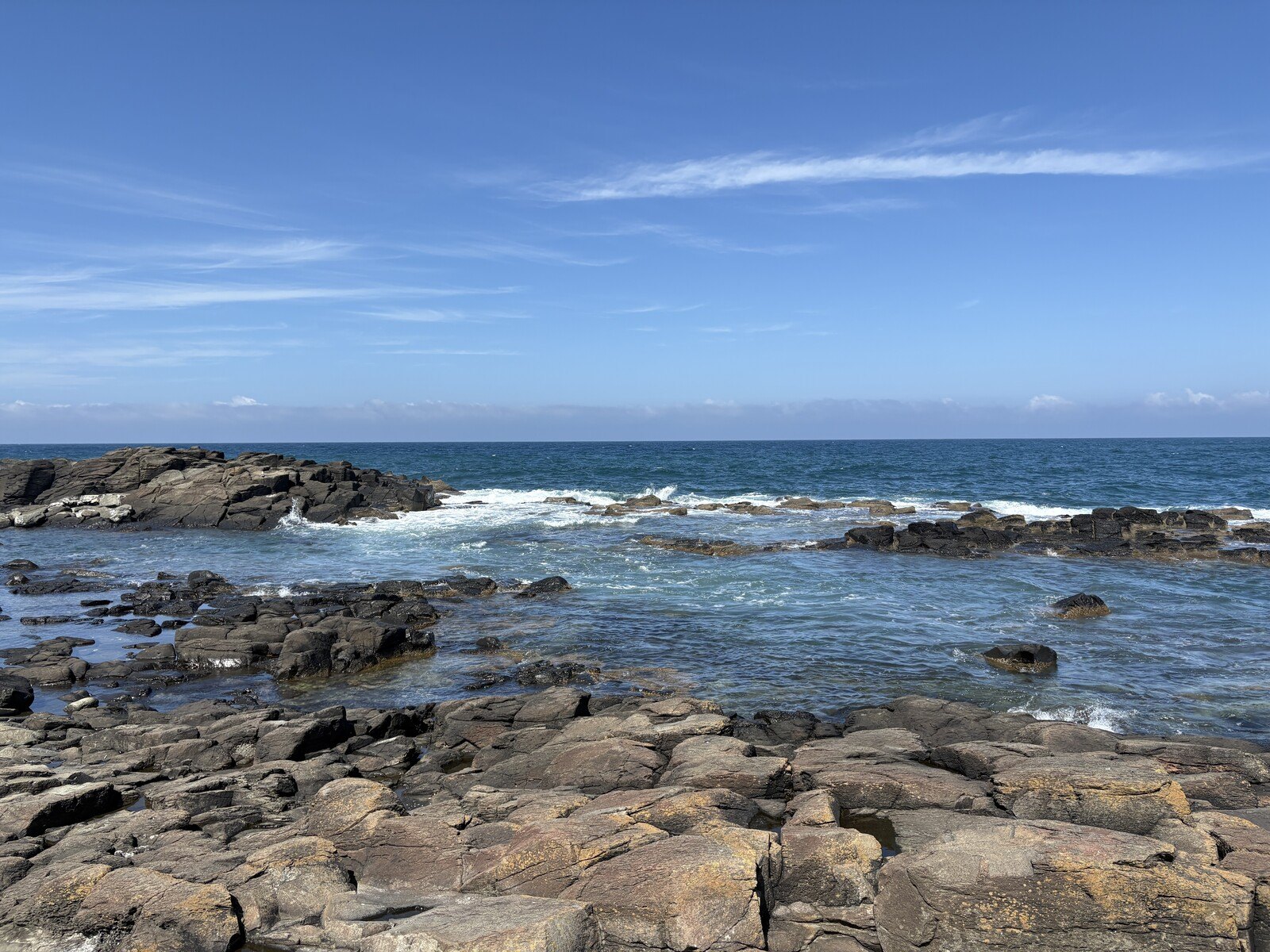 黄金岬の海と岩場