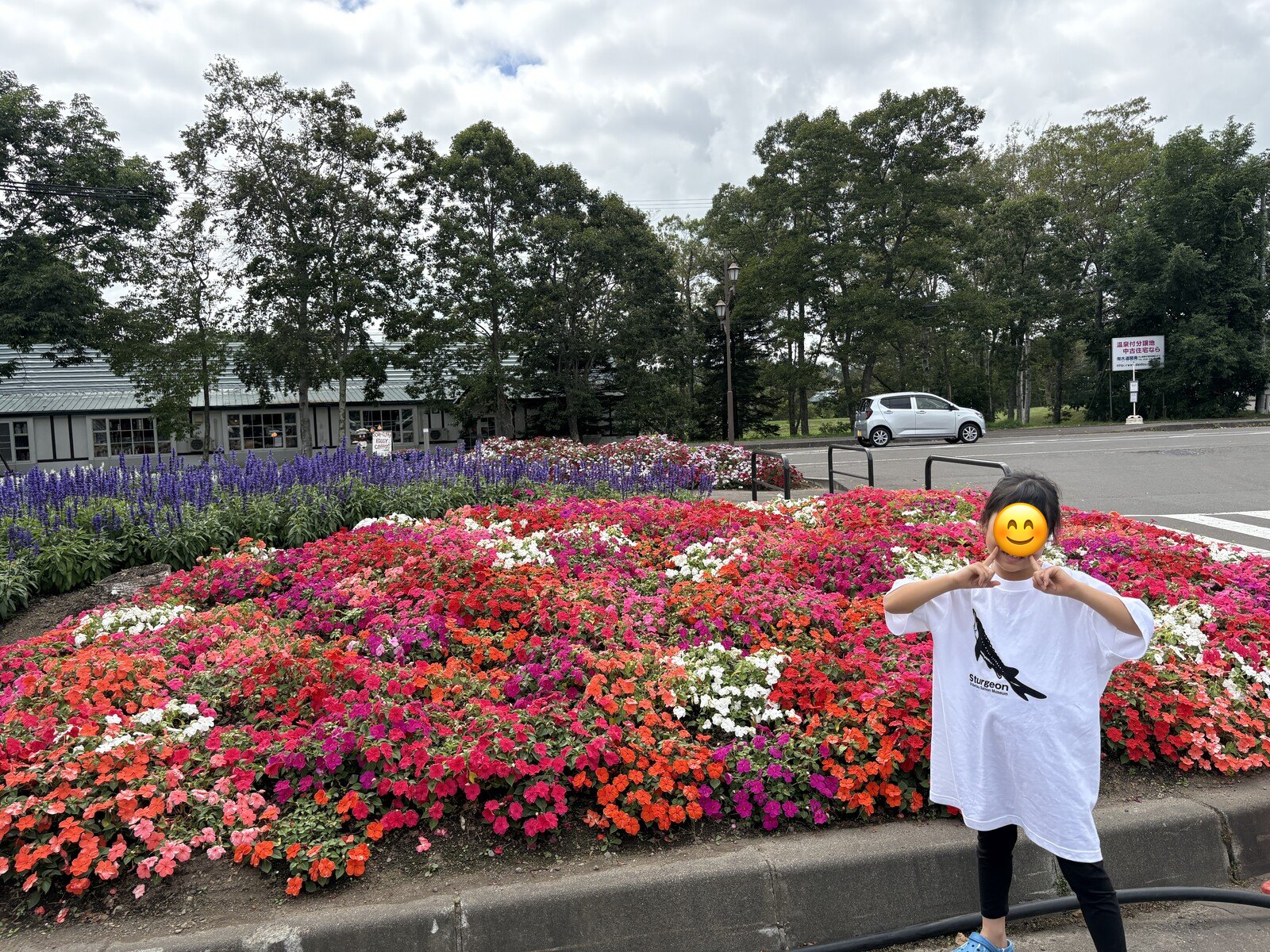 花壇の前でポーズ