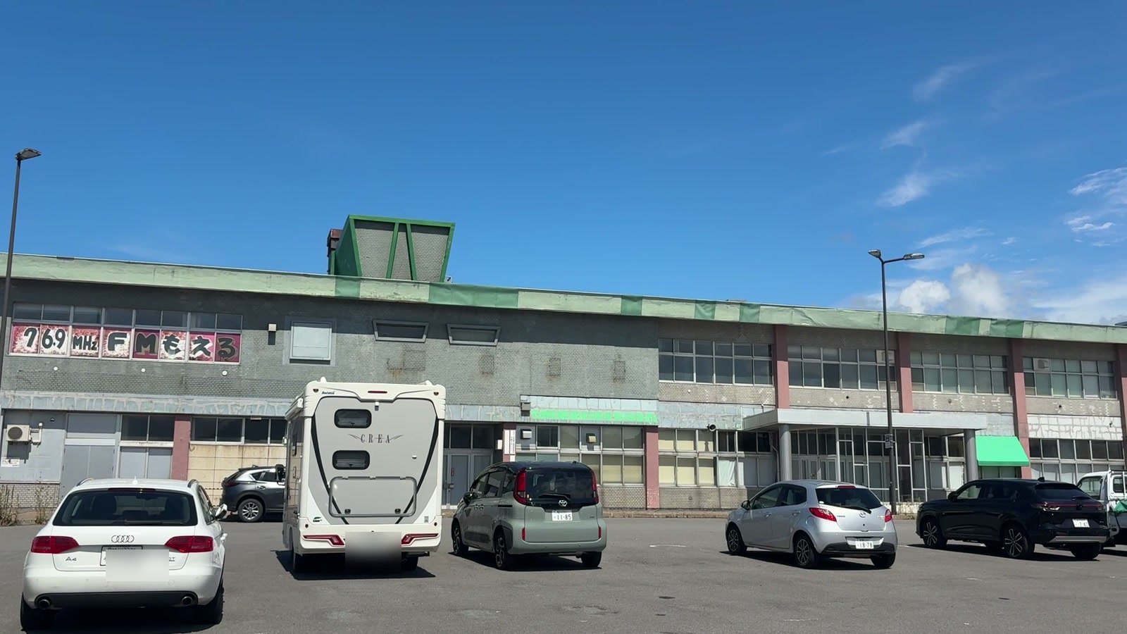 長田鮮魚店の近くにキャンピングカーを止めて