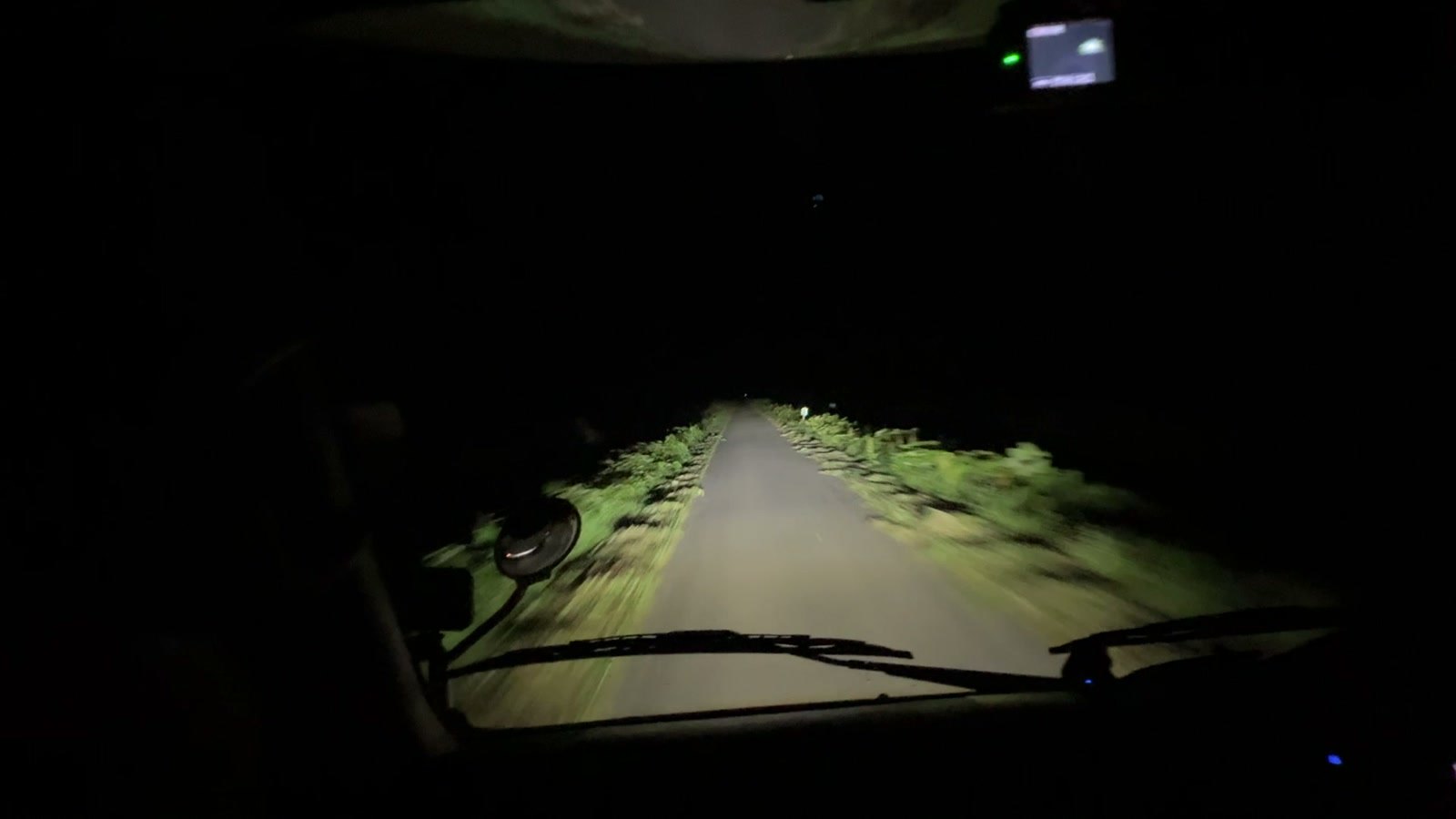 真っ暗な細い道