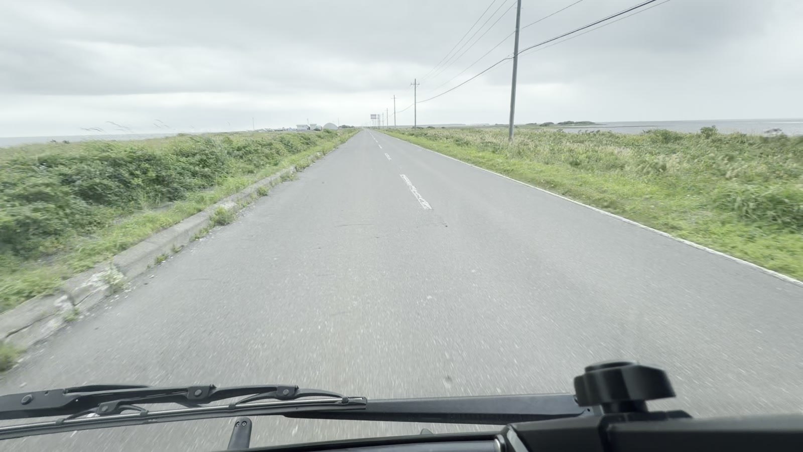 野付半島へ続くまっすぐな道