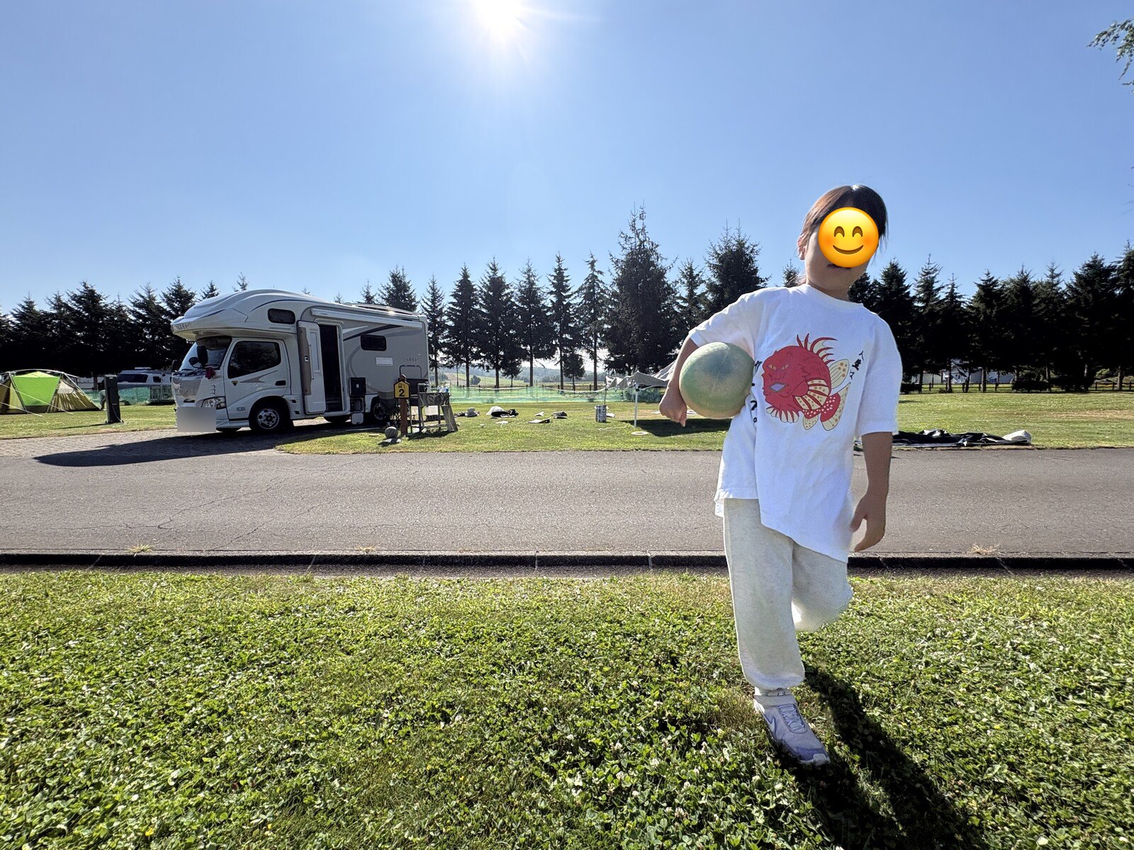 朝いちばんにボールを持って芝生へ