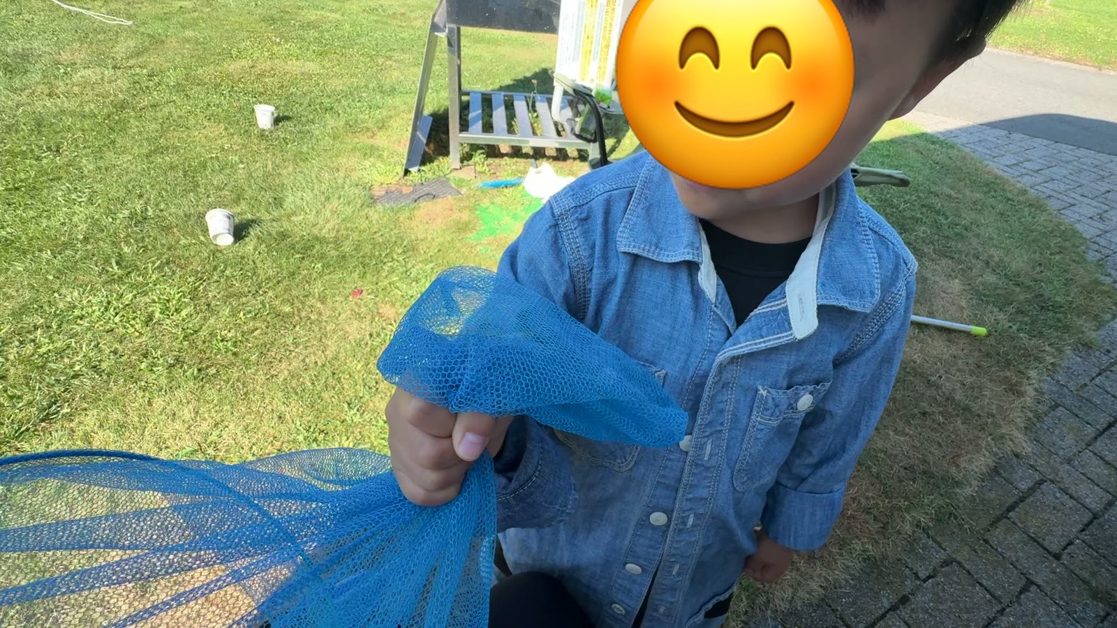 虫とり網を持つ息子