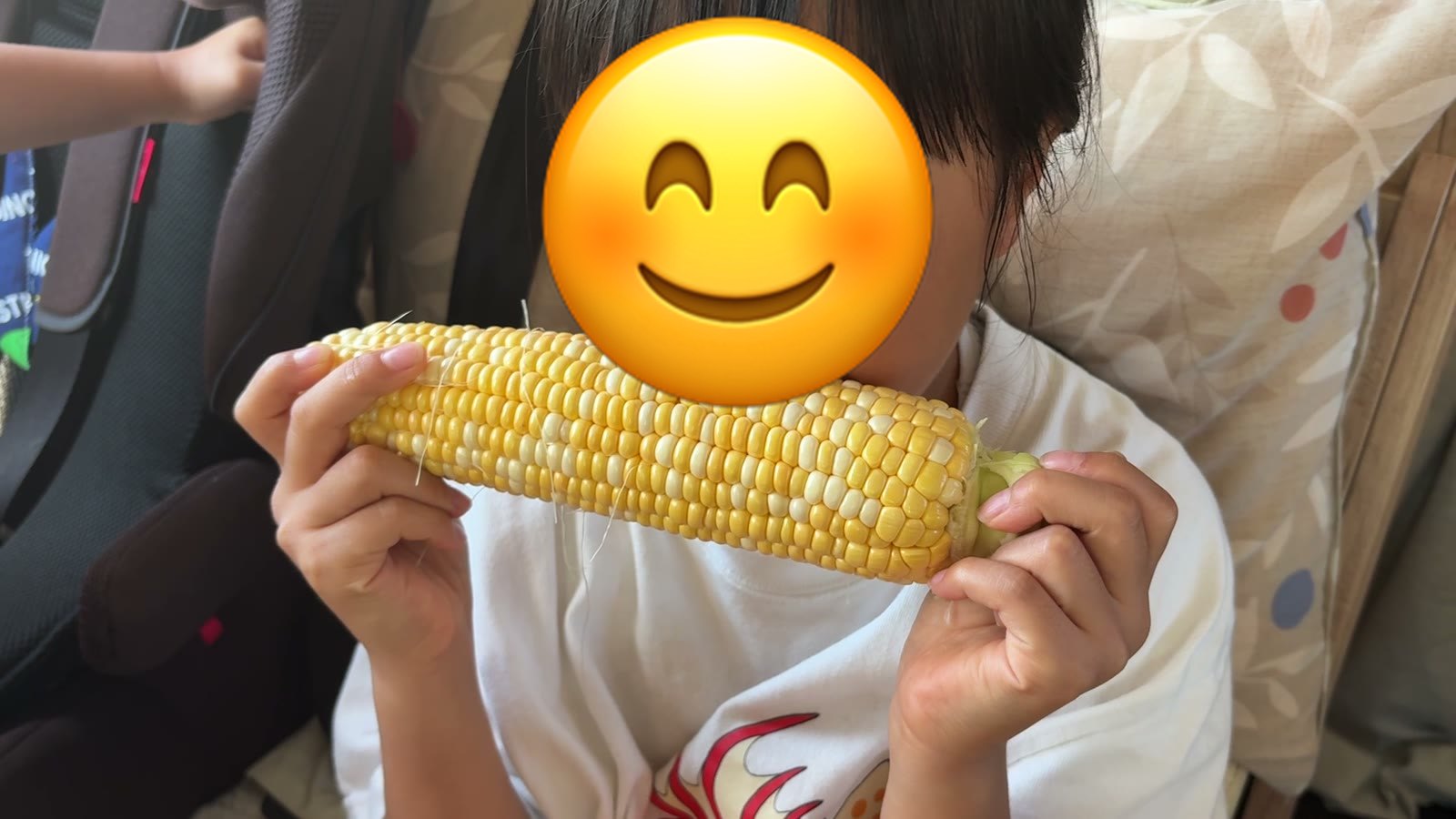 とうもろこしにかぶりつく娘