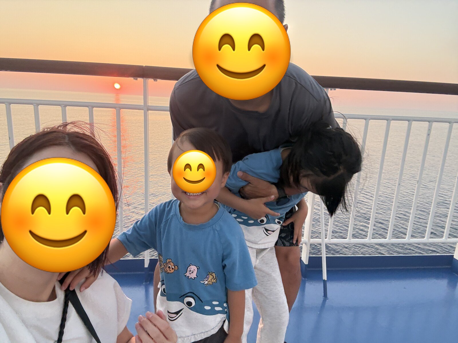 夕日の前で家族写真