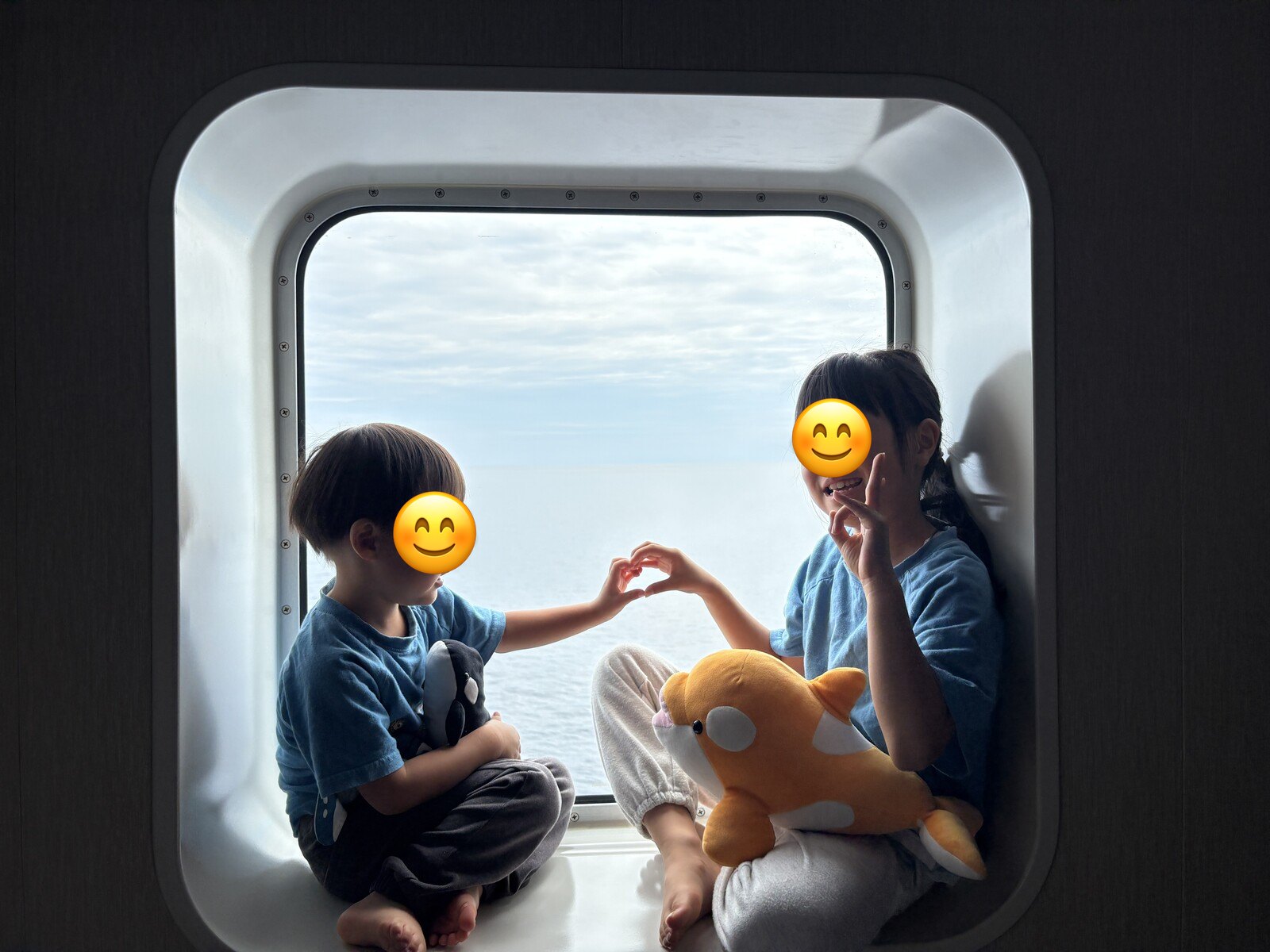 丸窓のところで遊ぶ