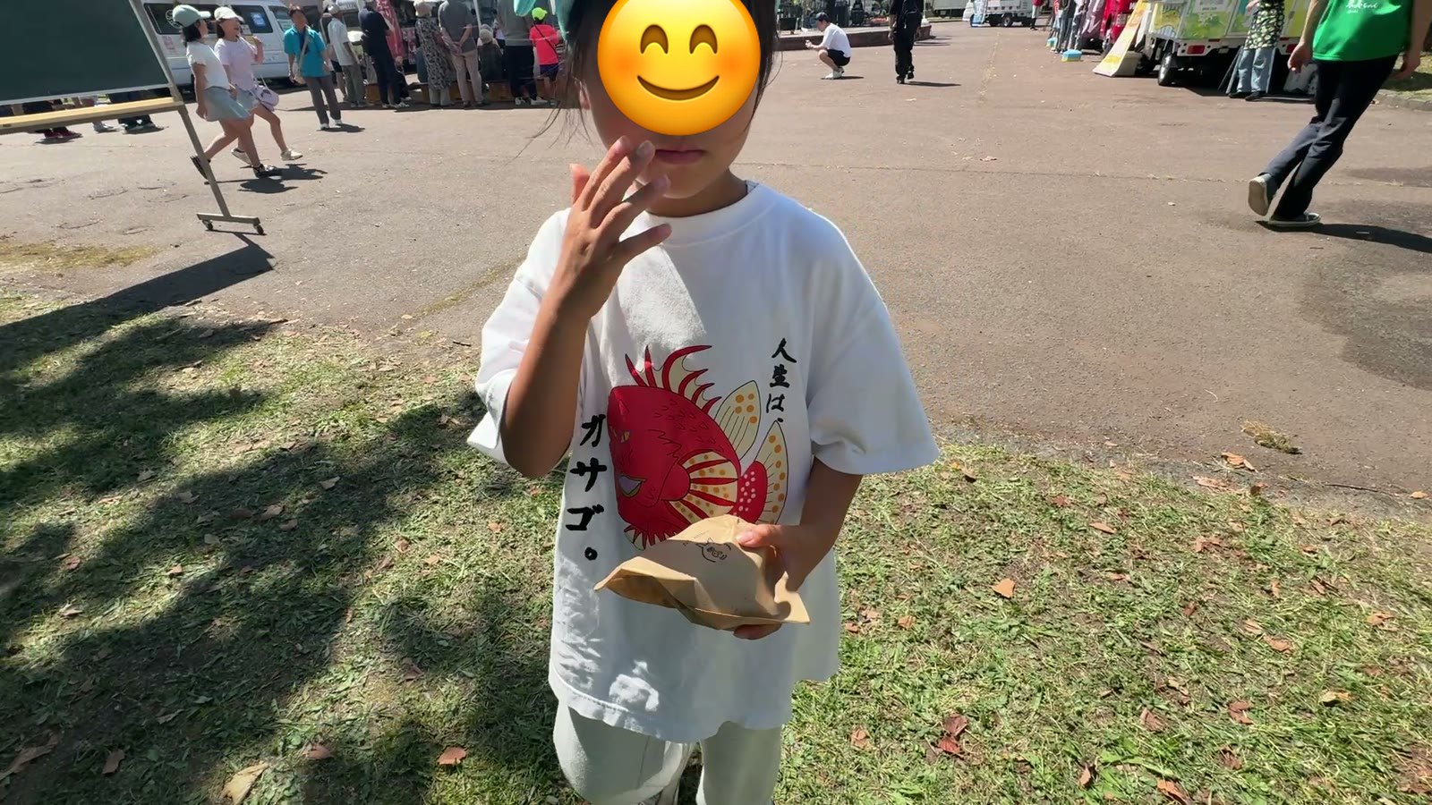 とんかつバーガーを持つ娘