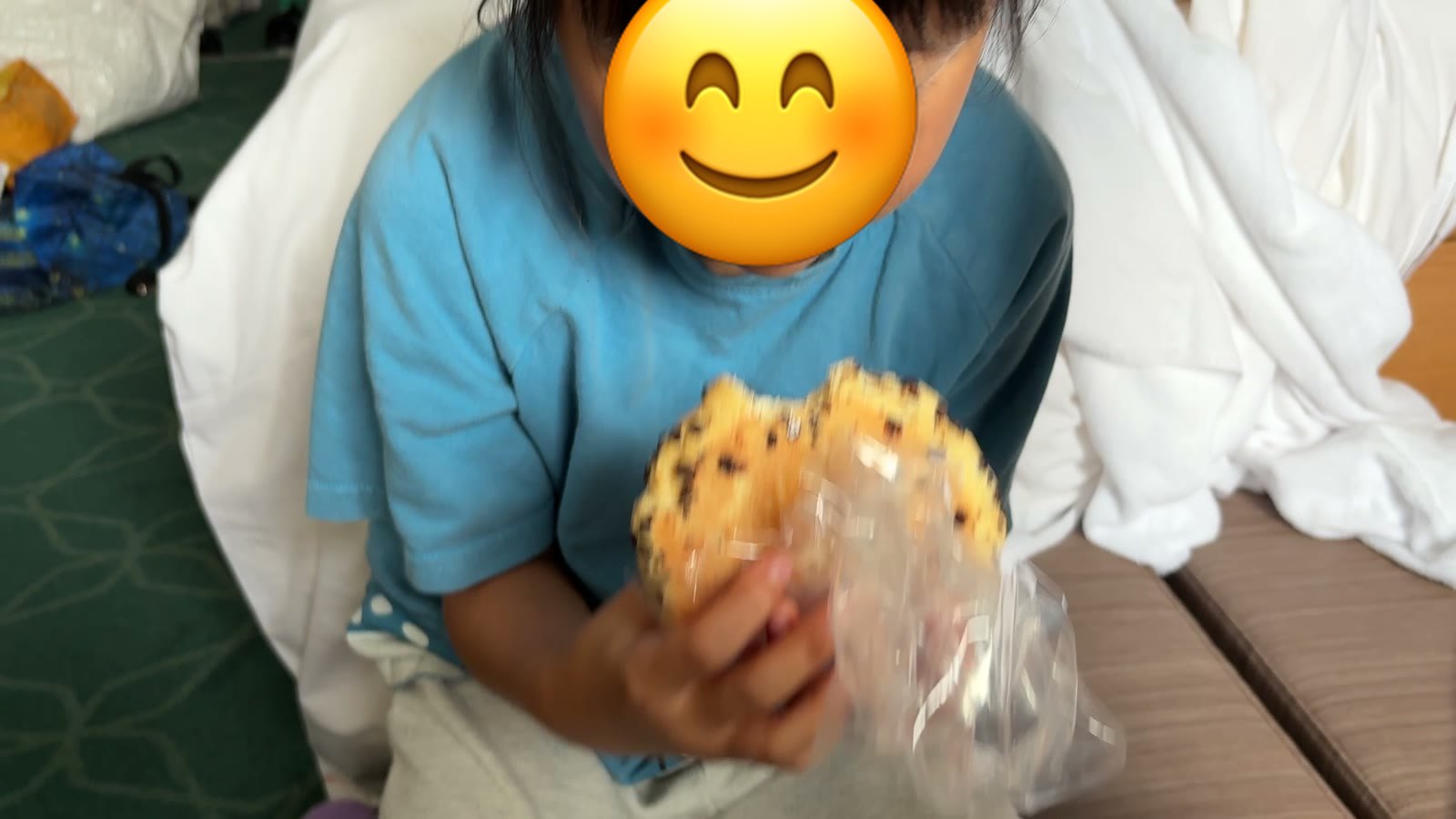 焼きたてメロンパンをほおばる
