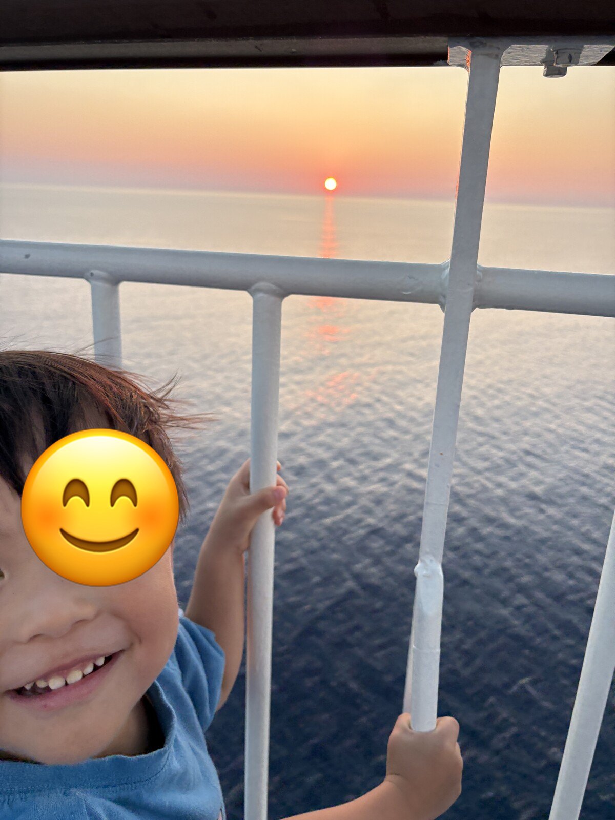 夕日のデッキで笑顔