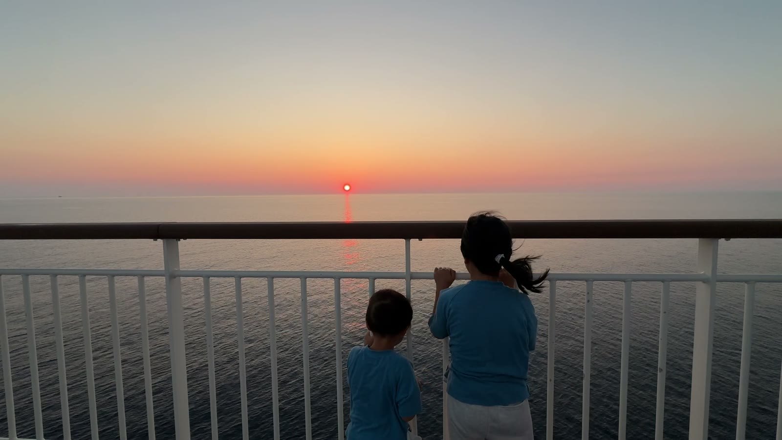 夕日を見る子どもたち