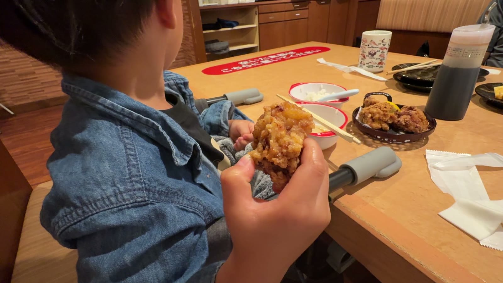 ザンギを食べる息子