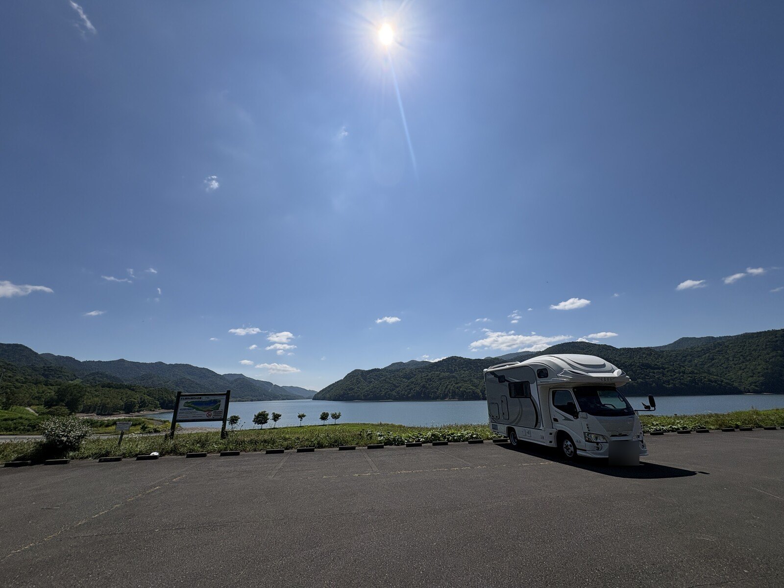滝里ダムの駐車場とキャンピングカー