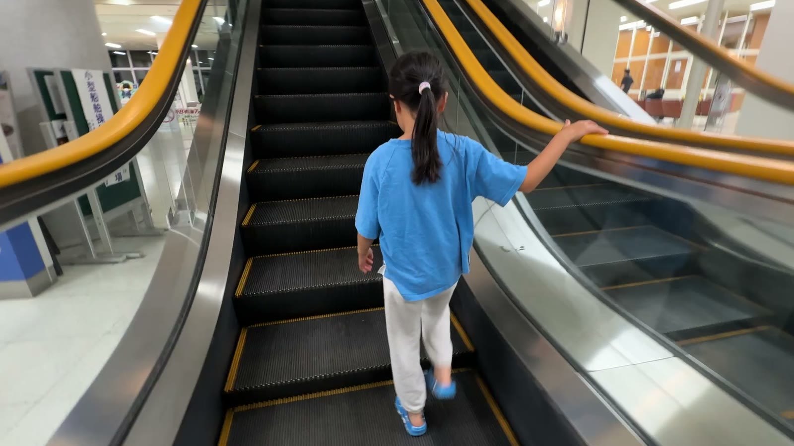 乗船口へのエスカレーター