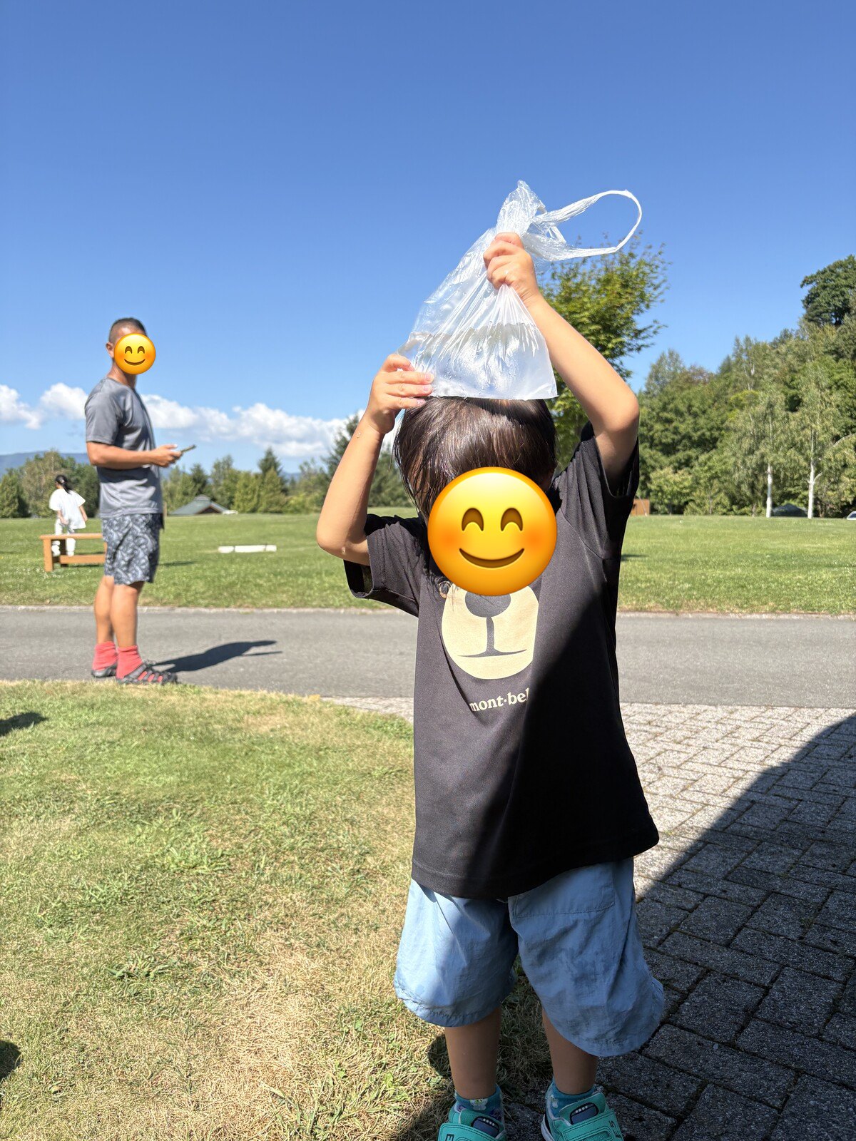 袋の水をかぶる息子