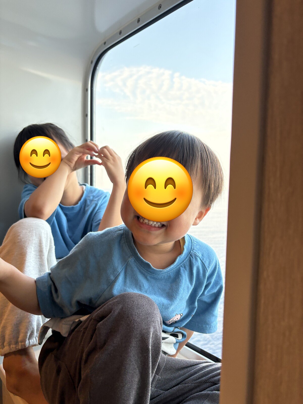 窓辺でピース