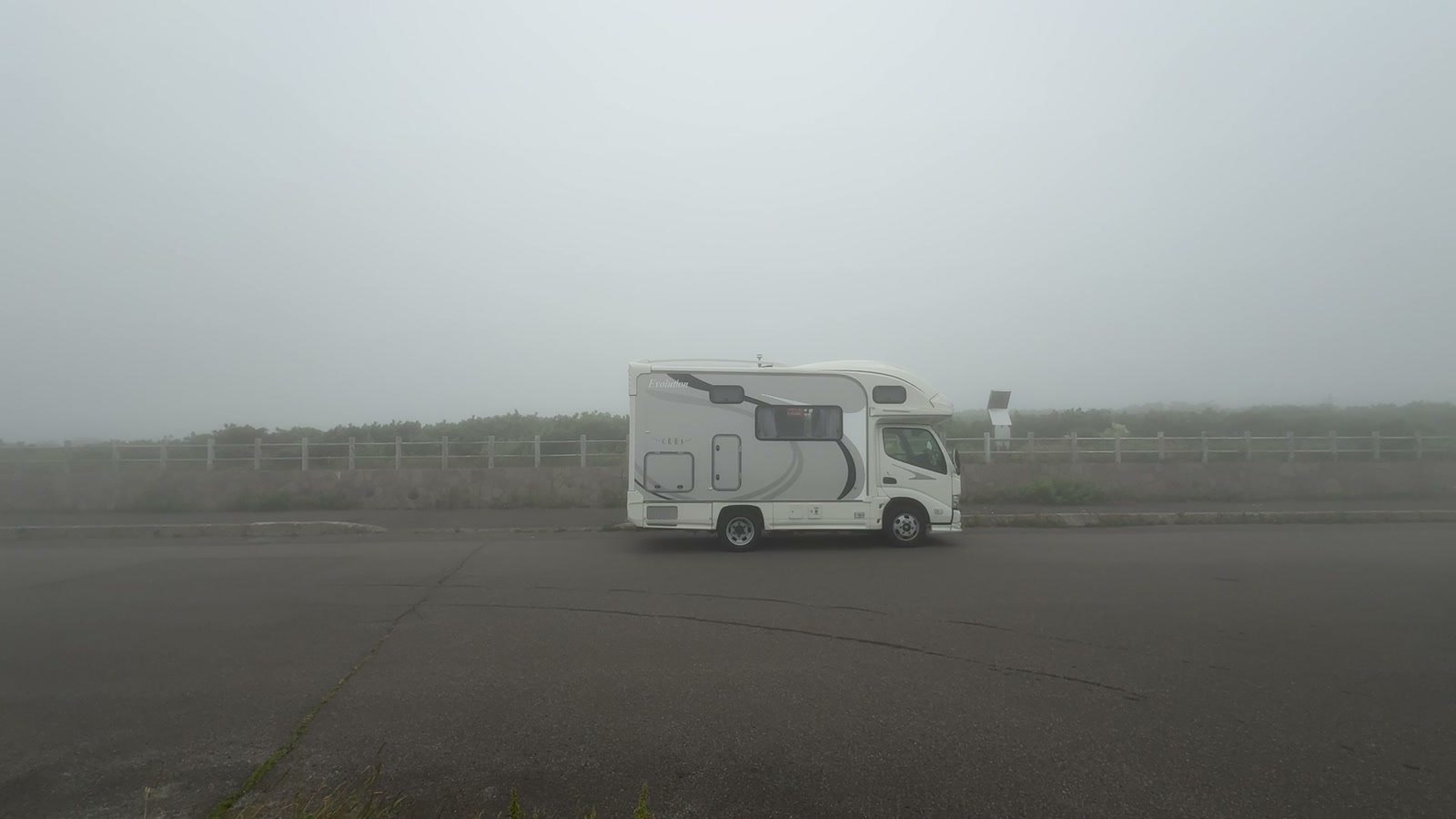 真っ白な霧の中のキャンピングカー