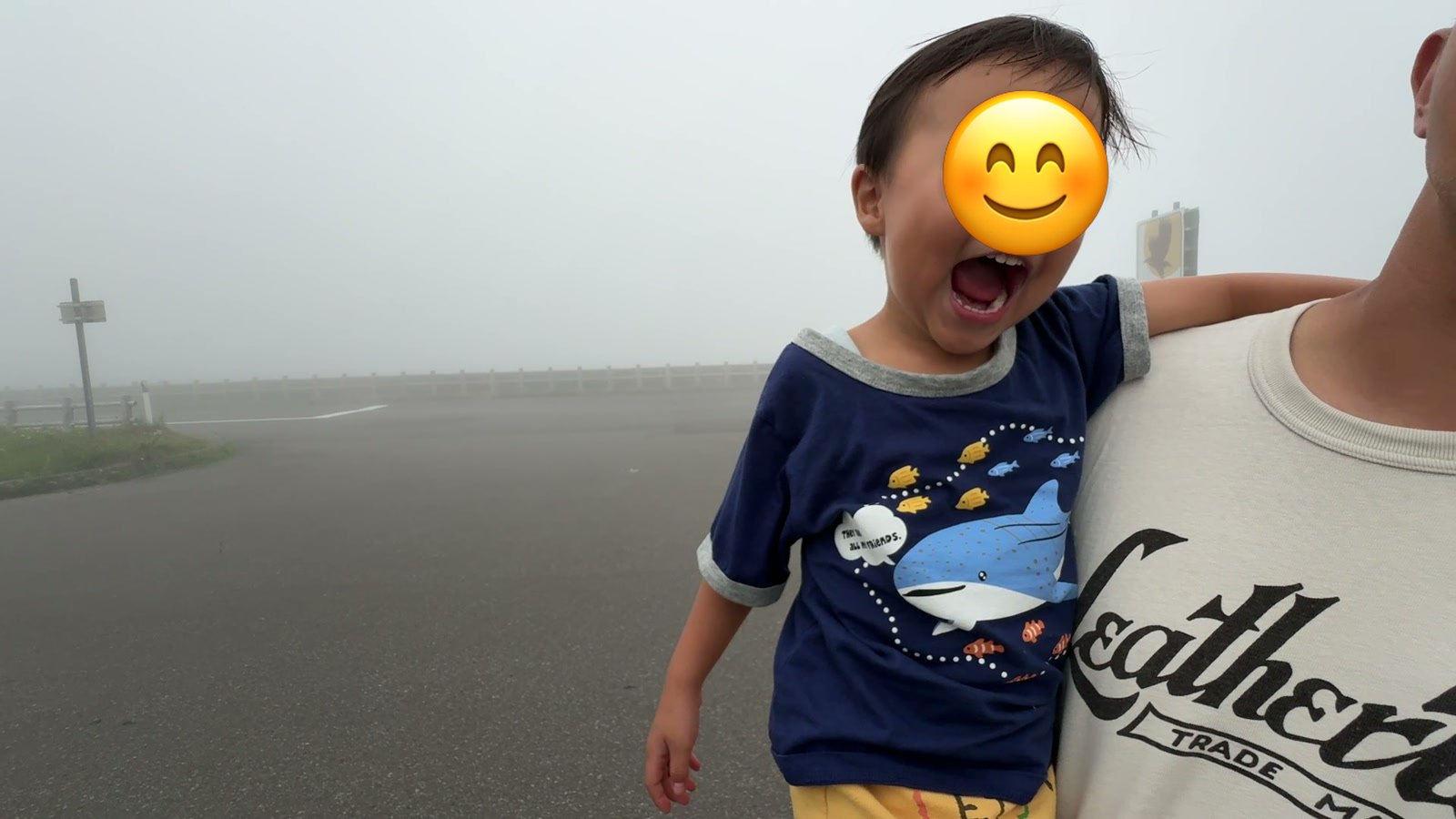雲の中で大はしゃぎの息子