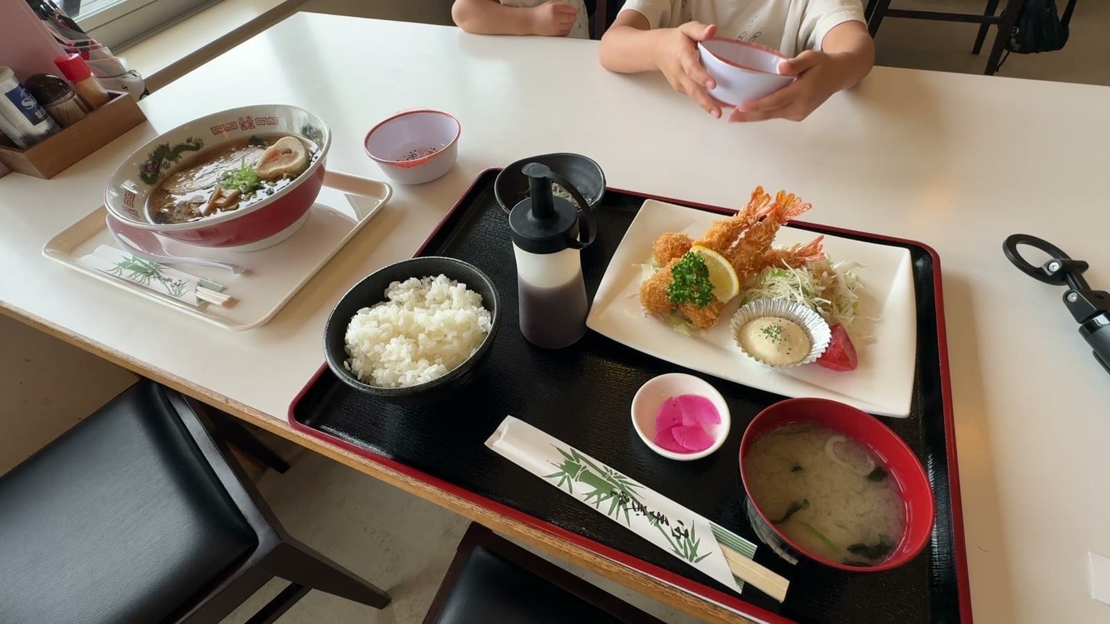 お昼は定食とラーメン