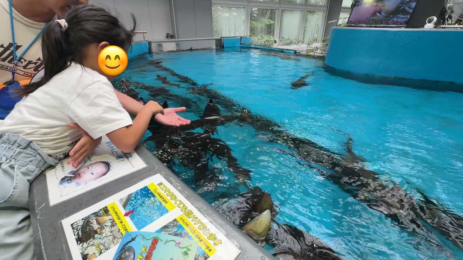 チョウザメのプールで指パクに挑戦