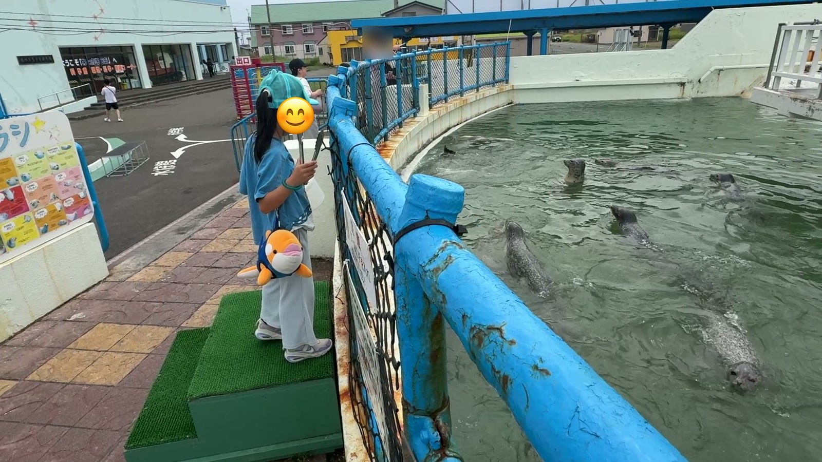 トングで魚をつかんで