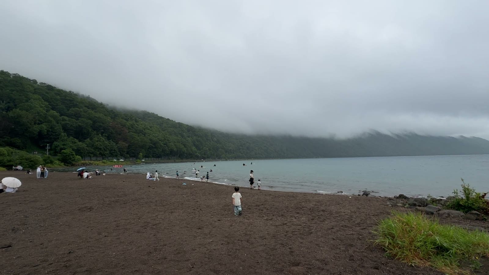 ポロピナイの湖畔