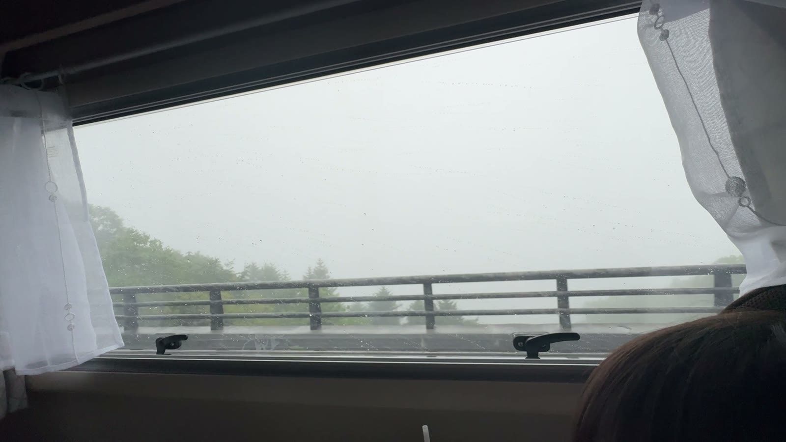 霧に包まれた道車窓から