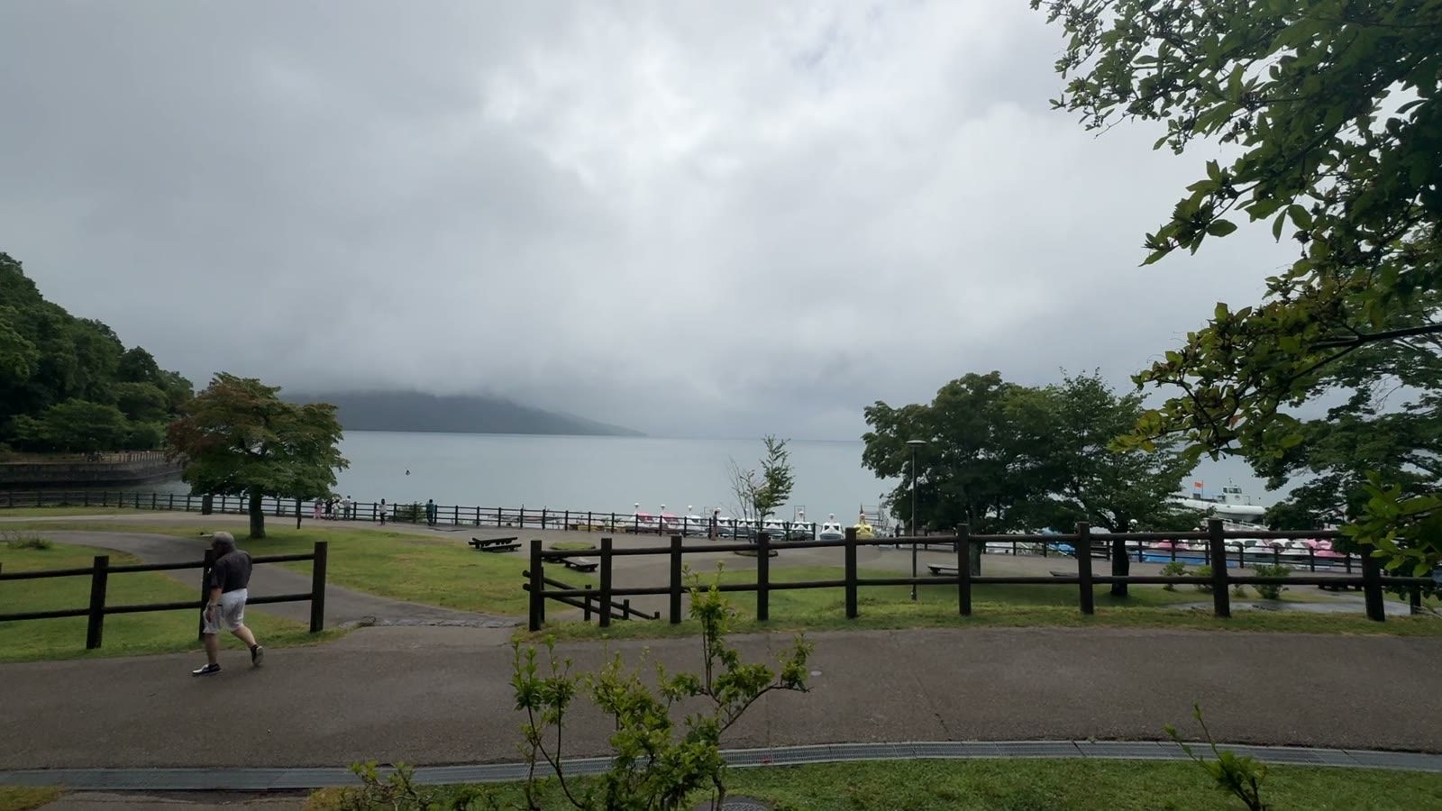 雲がたれこめる支笏湖