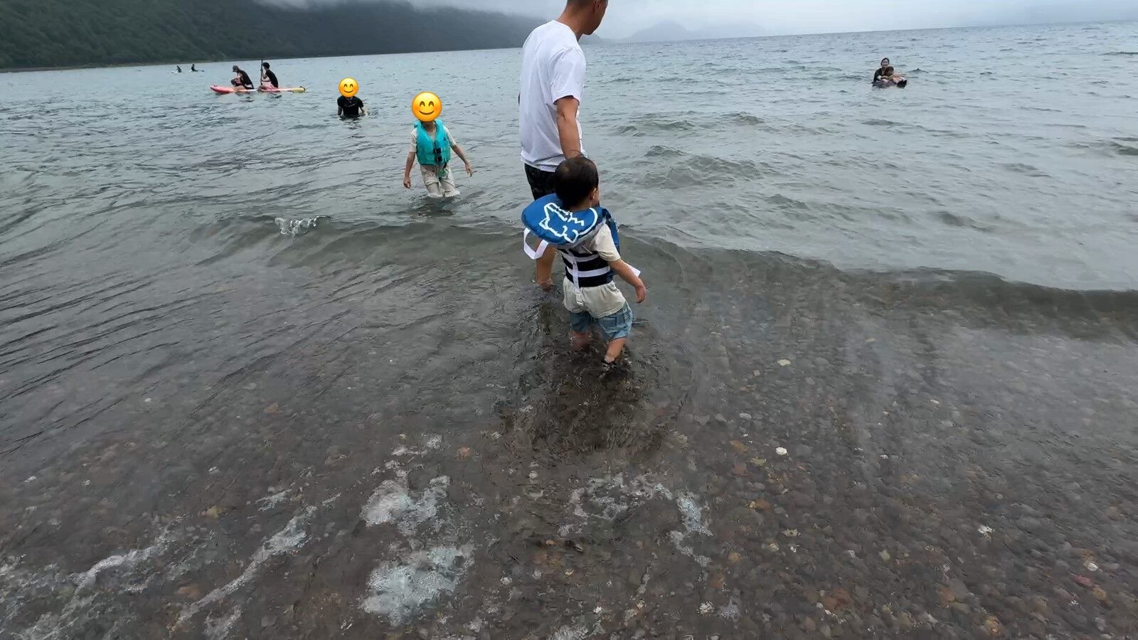 ライフジャケットを着て、いざ湖へ息子は首の後ろに浮力のある襟つき