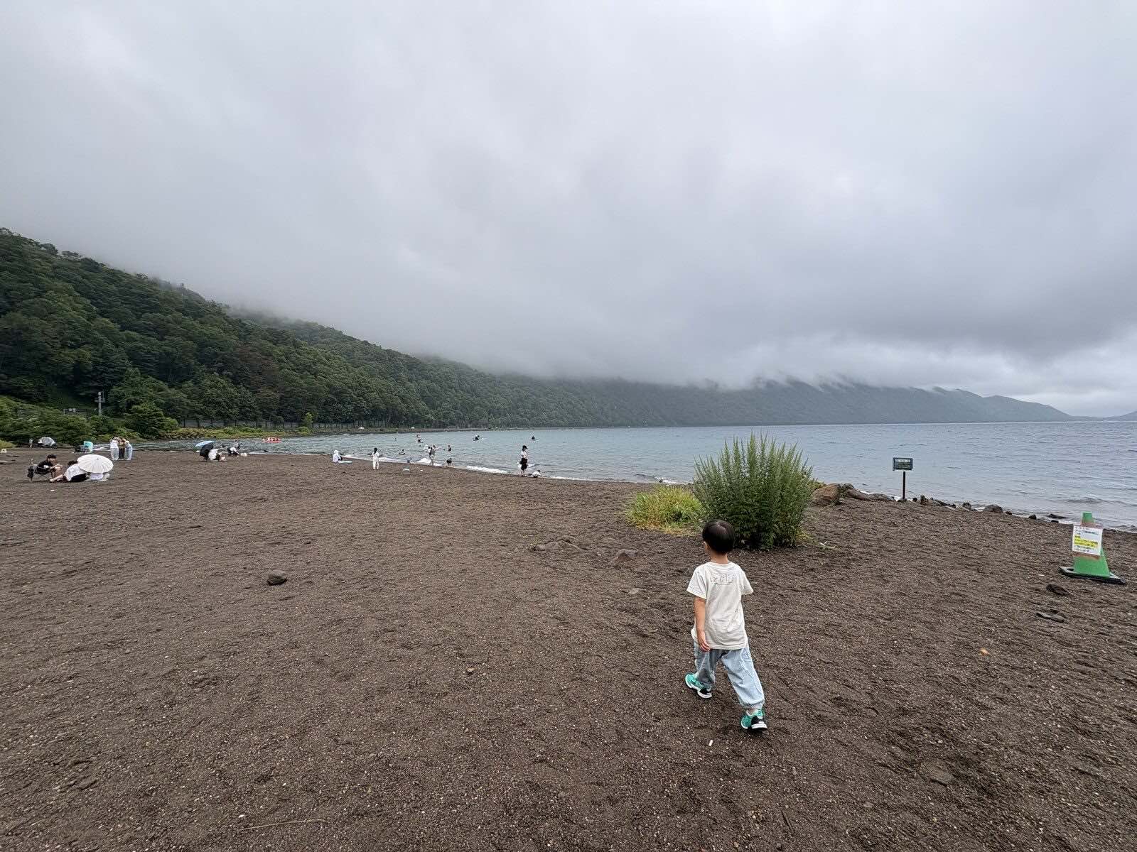 先に上がって砂浜を歩く息子