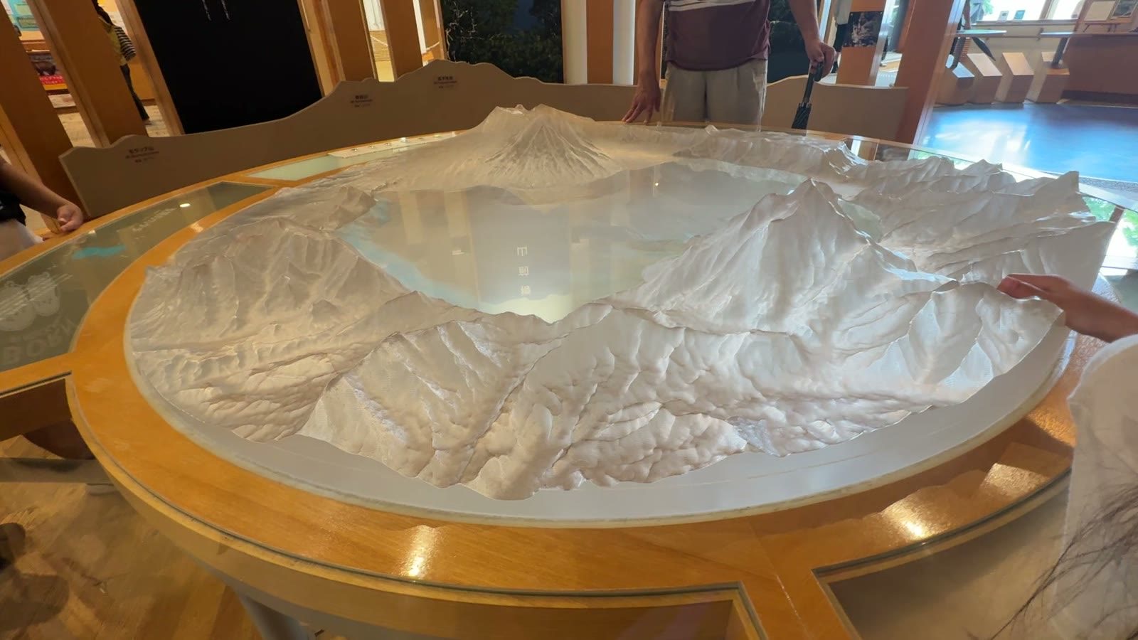 支笏湖のまわりの立体模型