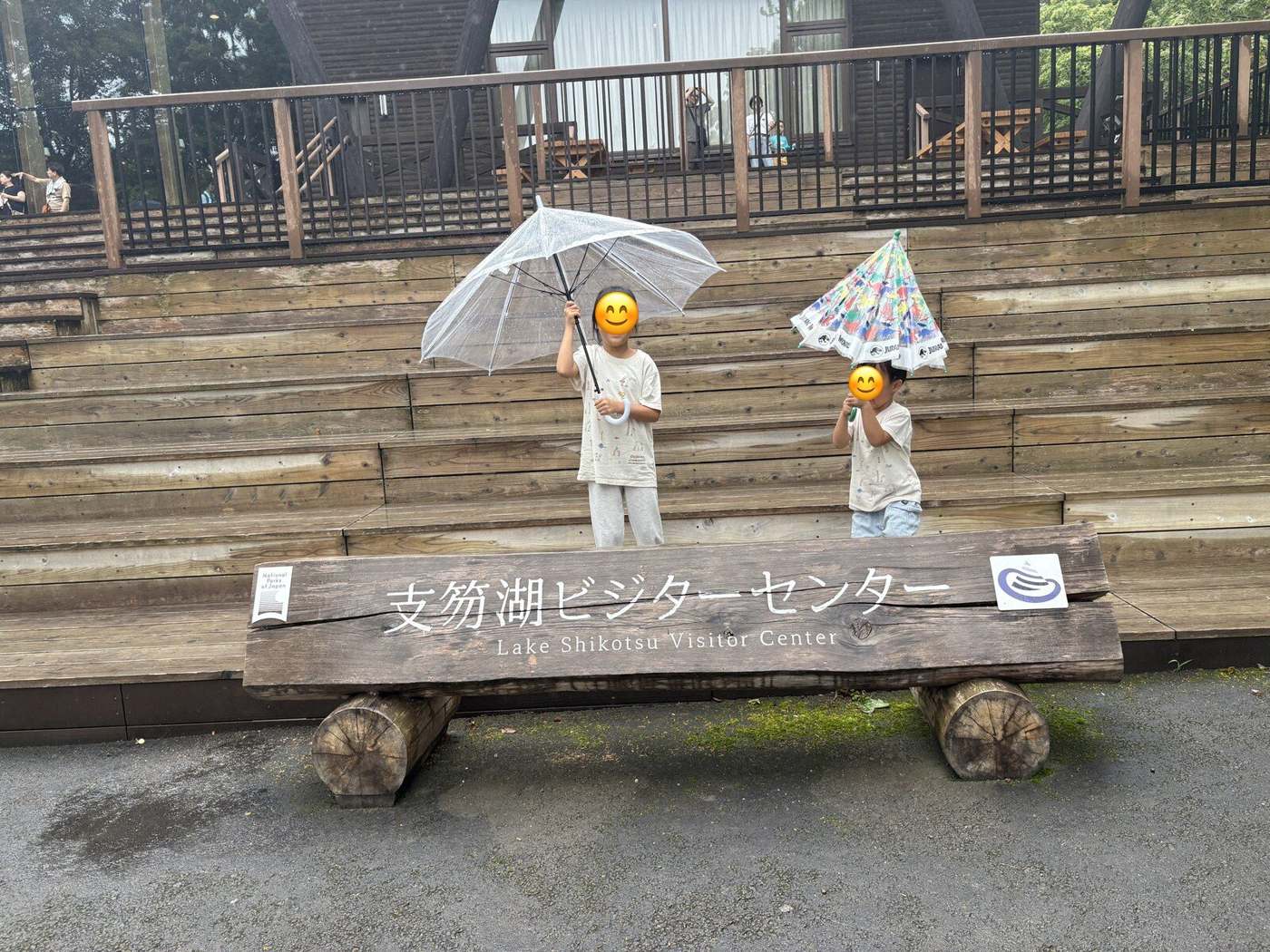 雨の中、ビジターセンターの前で記念撮影