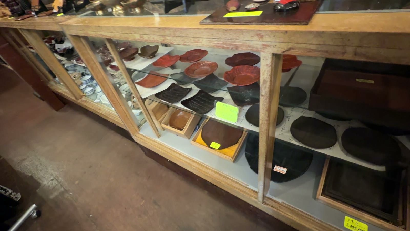 木彫りの品が並ぶお土産屋さん