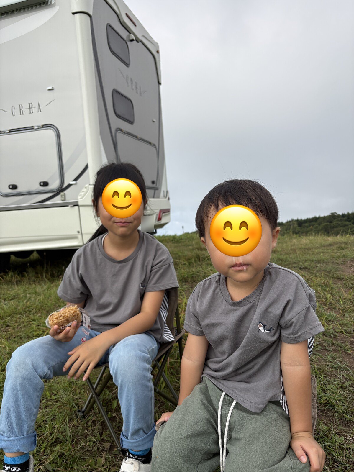 キャンピングカーの前で朝ごはん