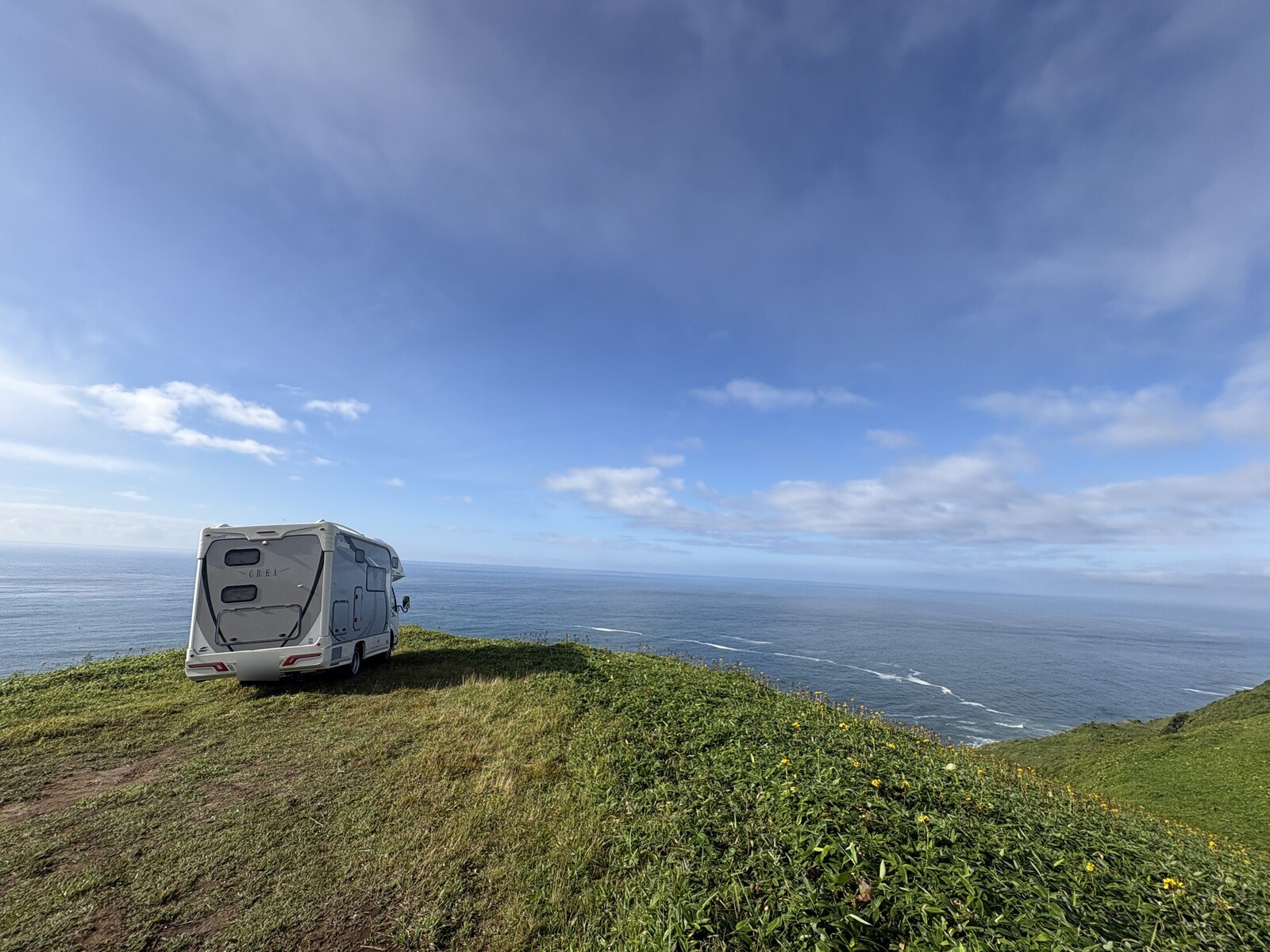 海を見下ろす丘の上にキャンピングカー