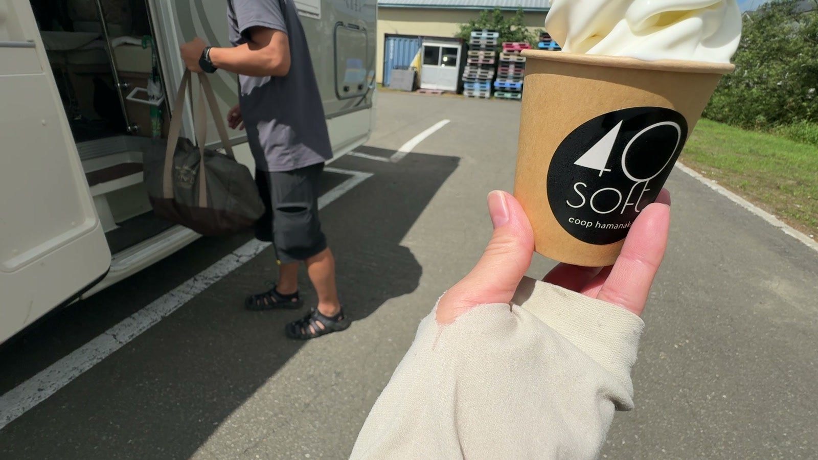 キャンピングカーの前でソフトクリーム