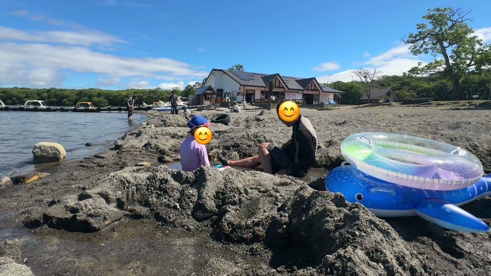 家族で砂を掘って遊ぶ