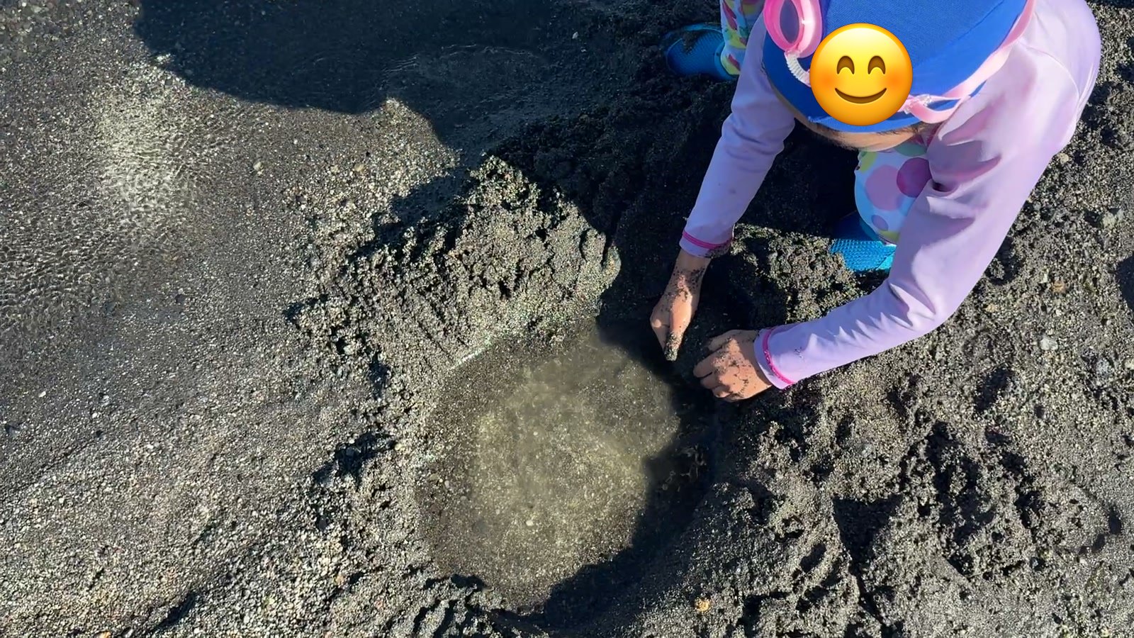 砂を掘ると温泉がわいてくる