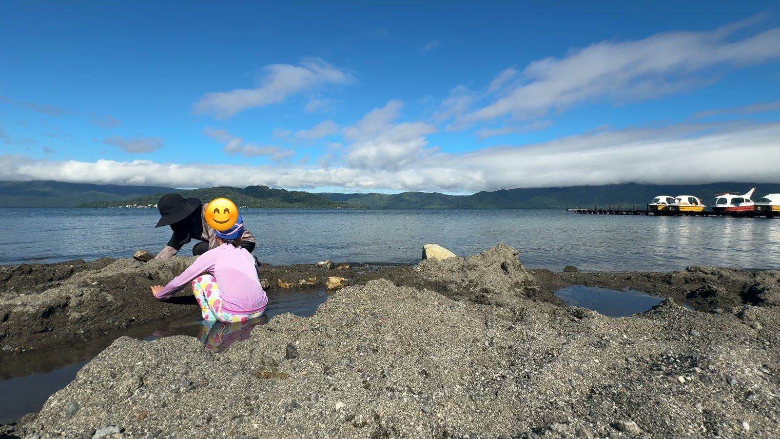 湖のほとりで温泉掘り