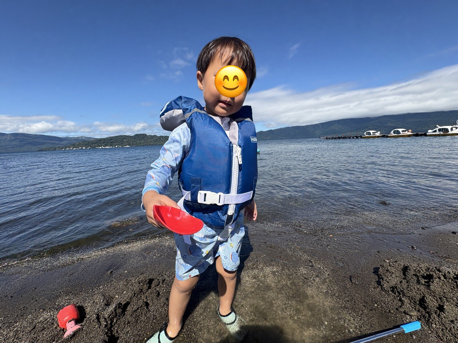 スコップを持ってにっこり