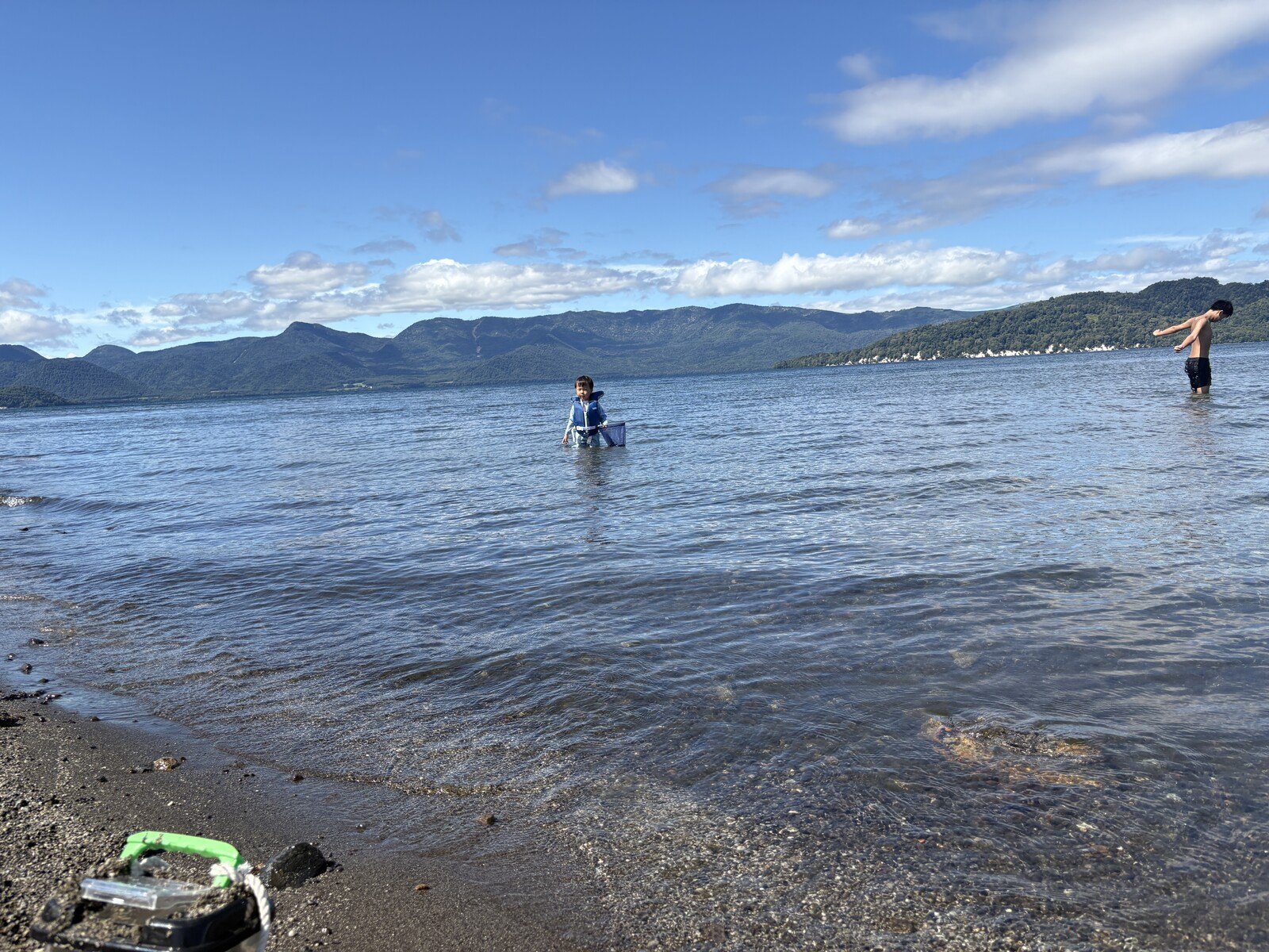 遠浅の湖で魚さがし