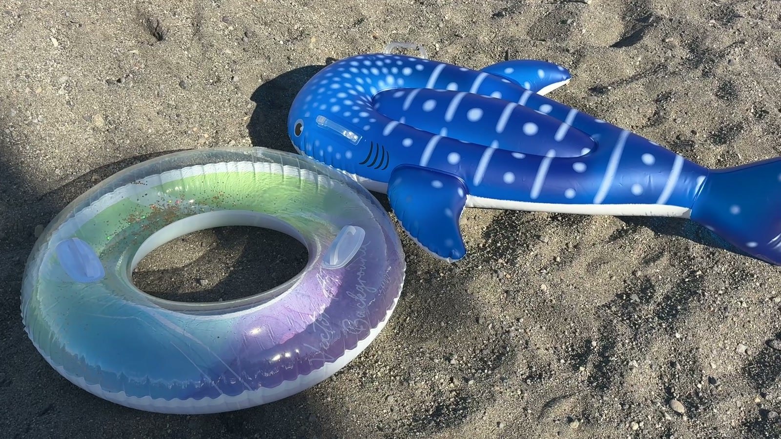 浮き輪と砂遊びセット